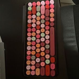 Potable bluetooth keyboard